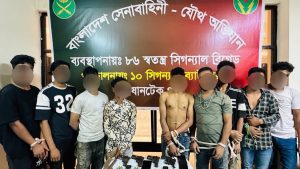 সেনাবাহিনীর অভিযানে গ্রেফতারকৃত হিটলু বাবু গ্যাং-এর সদস্যরা অস্ত্রের সামনে দাঁড়িয়ে।