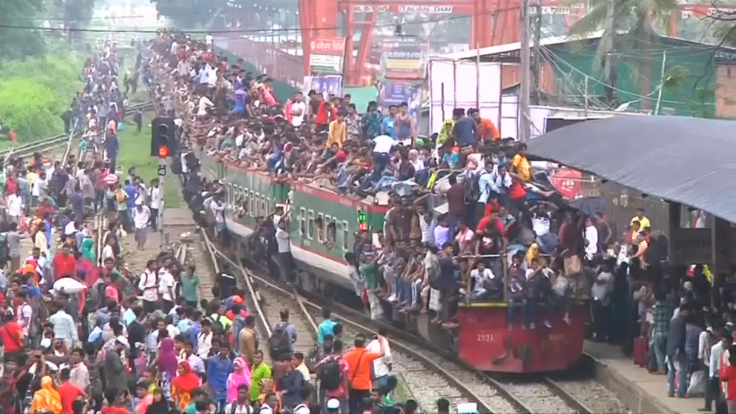 ঈদযাত্রা শুরু: ঢাকাছাড়া মানুষের ঢল, শুরুর দিনেই চাপে পরিবহন ব্যবস্থা স্বস্তিতে শুরু, বিকেলে বাড়ে দুর্ভোগ