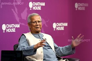 মুহাম্মদ ইউনূস, নোবেল বিজয়ী অর্থনীতিবিদ ও সামাজিক উদ্যোক্তা, একটি সাক্ষাৎকারে ভাবগম্ভীর ভঙ্গিমায়